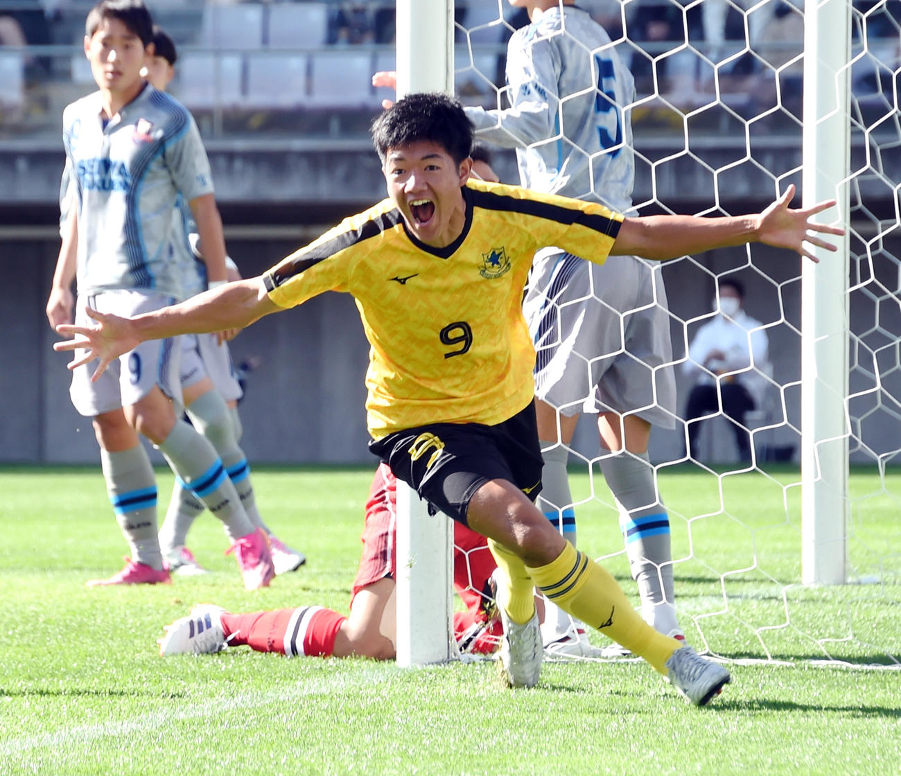 前半11分、先制ゴールを決め両手を広げて喜ぶ仙台育英FW佐藤遼（撮影・山田愛斗）