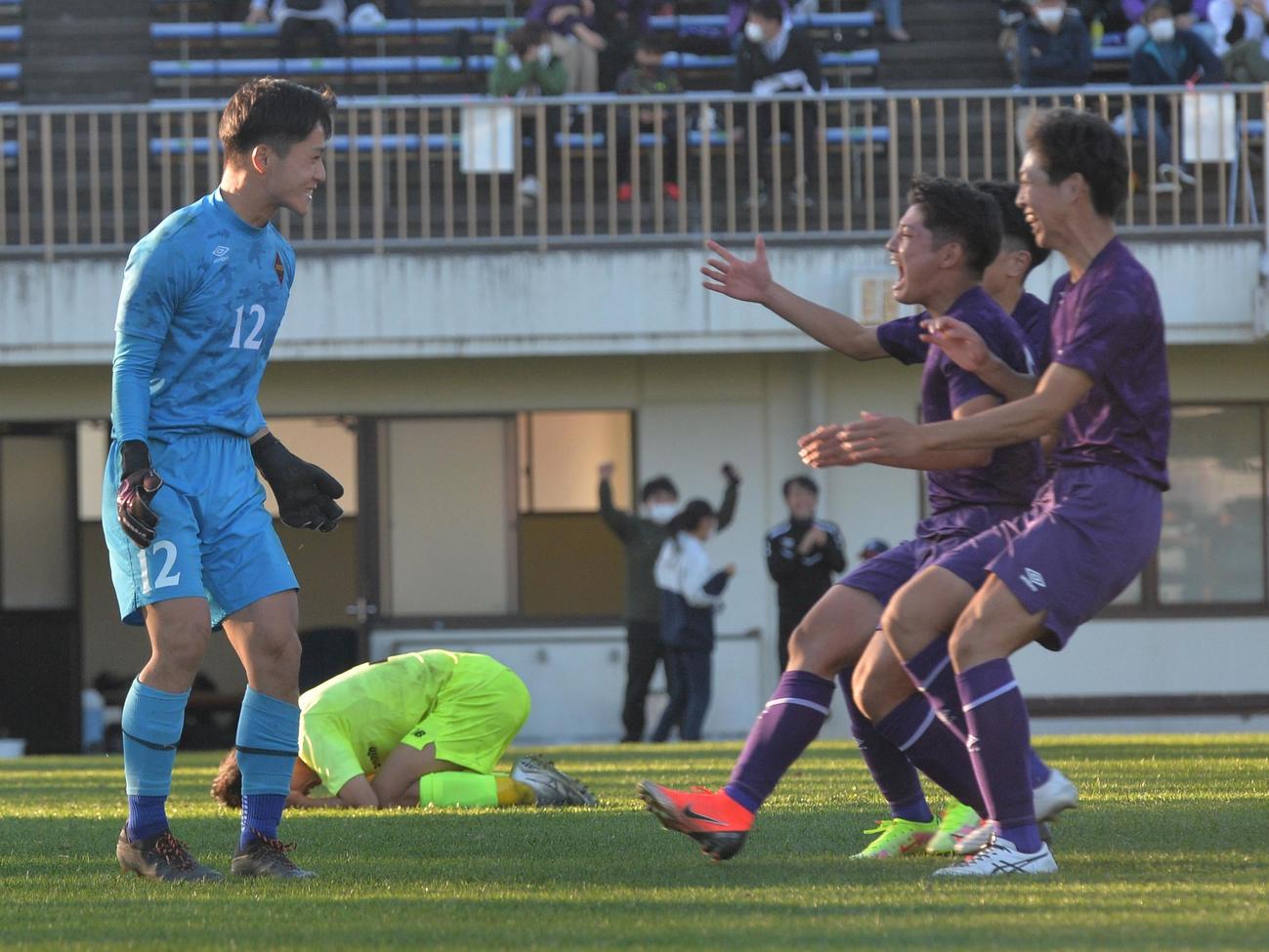 PK戦を制し、殊勲のGK池田（左）に駆け寄る学法石川イレブン
