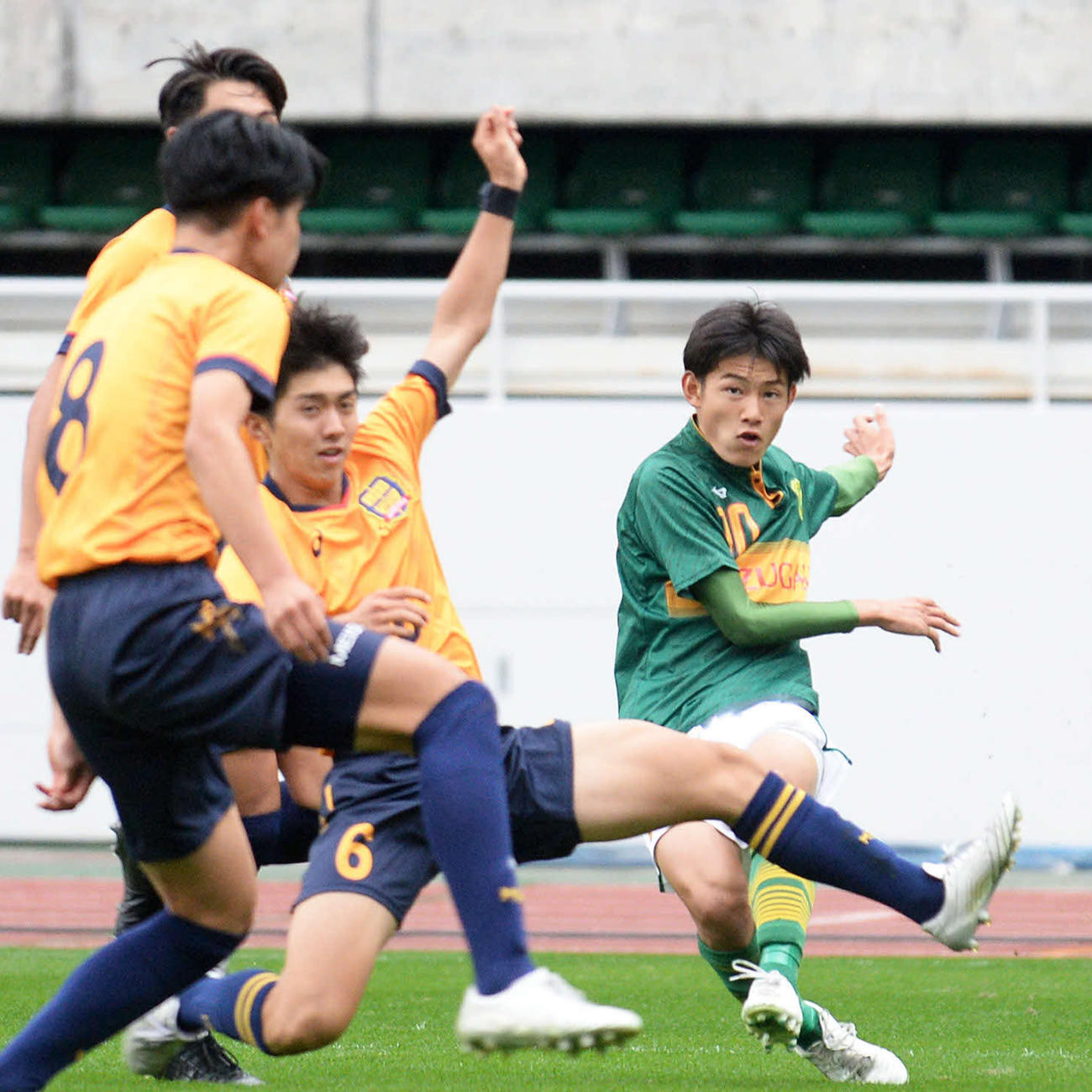 1得点を挙げて、勝利に貢献した静岡学園MF古川（右端）