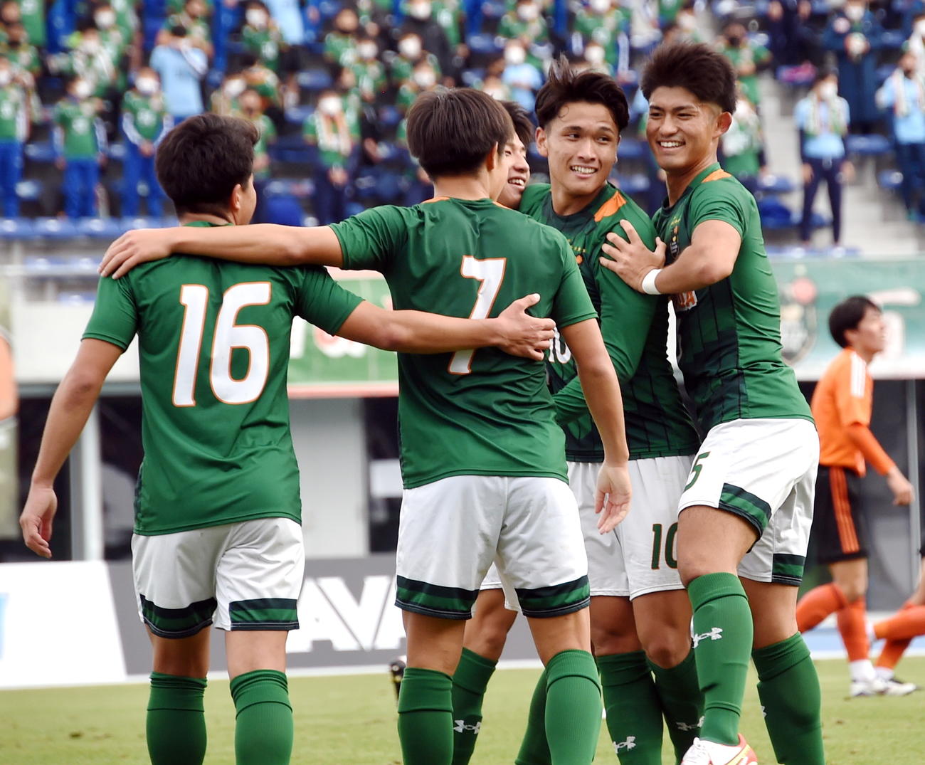 後半、チーム4得点目に歓喜するMF松木（右から2人目）ら青森山田の選手たち（撮影・山田愛斗）
