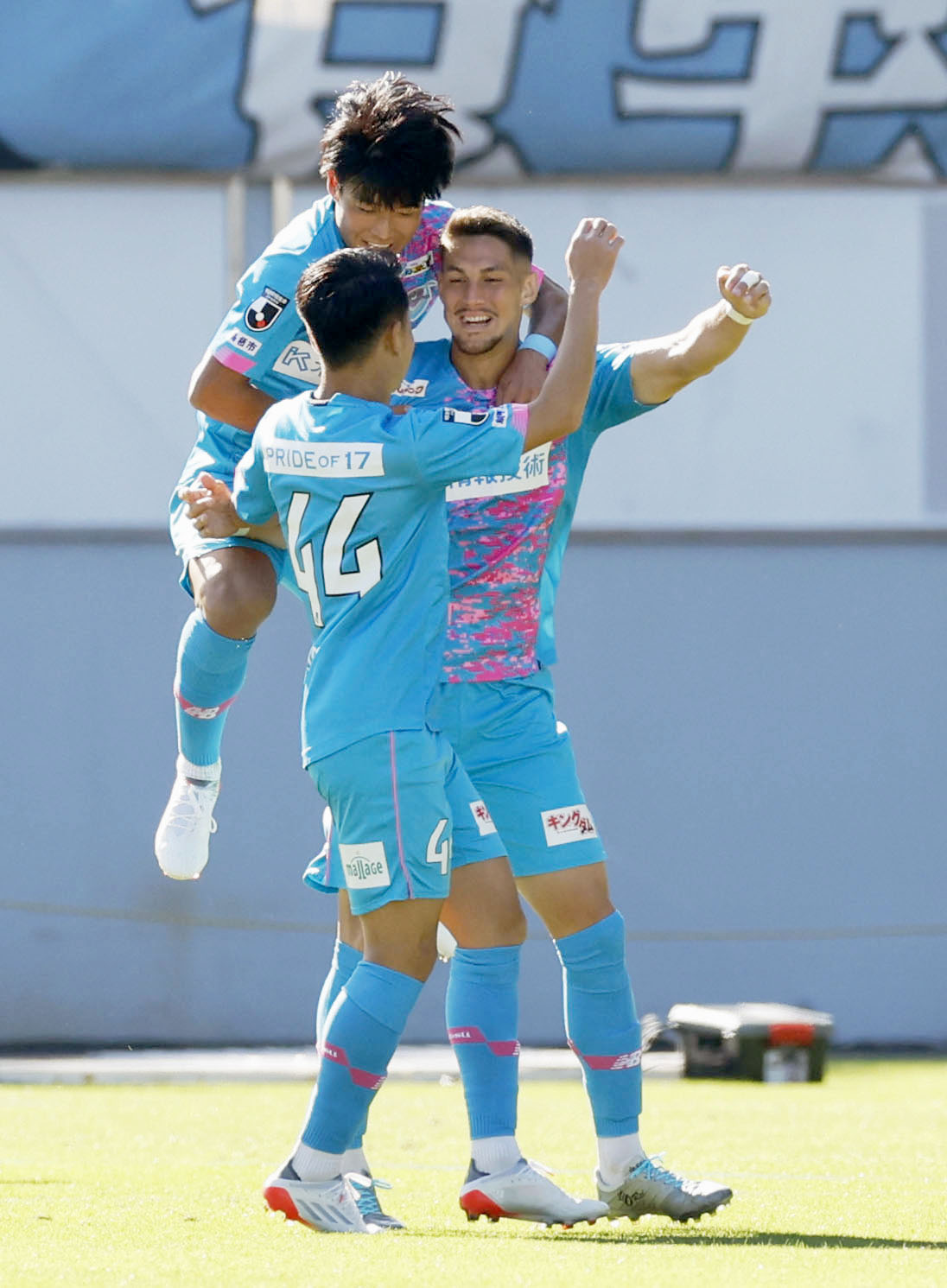 前半、チーム2点目のゴールを決め、祝福される鳥栖・酒井（右）（共同）