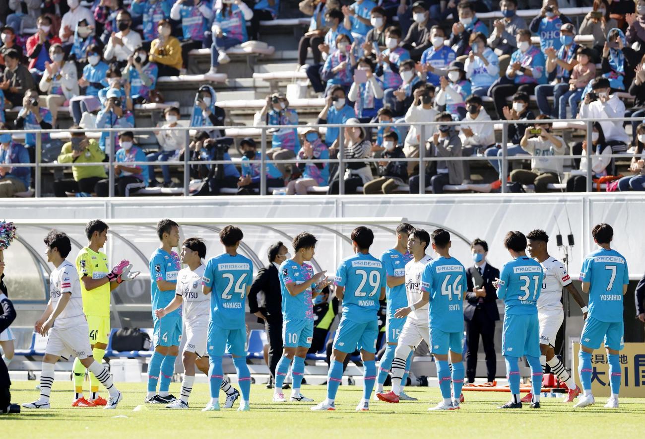 試合開始前、優勝した川崎を拍手で迎える鳥栖イレブン（共同）
