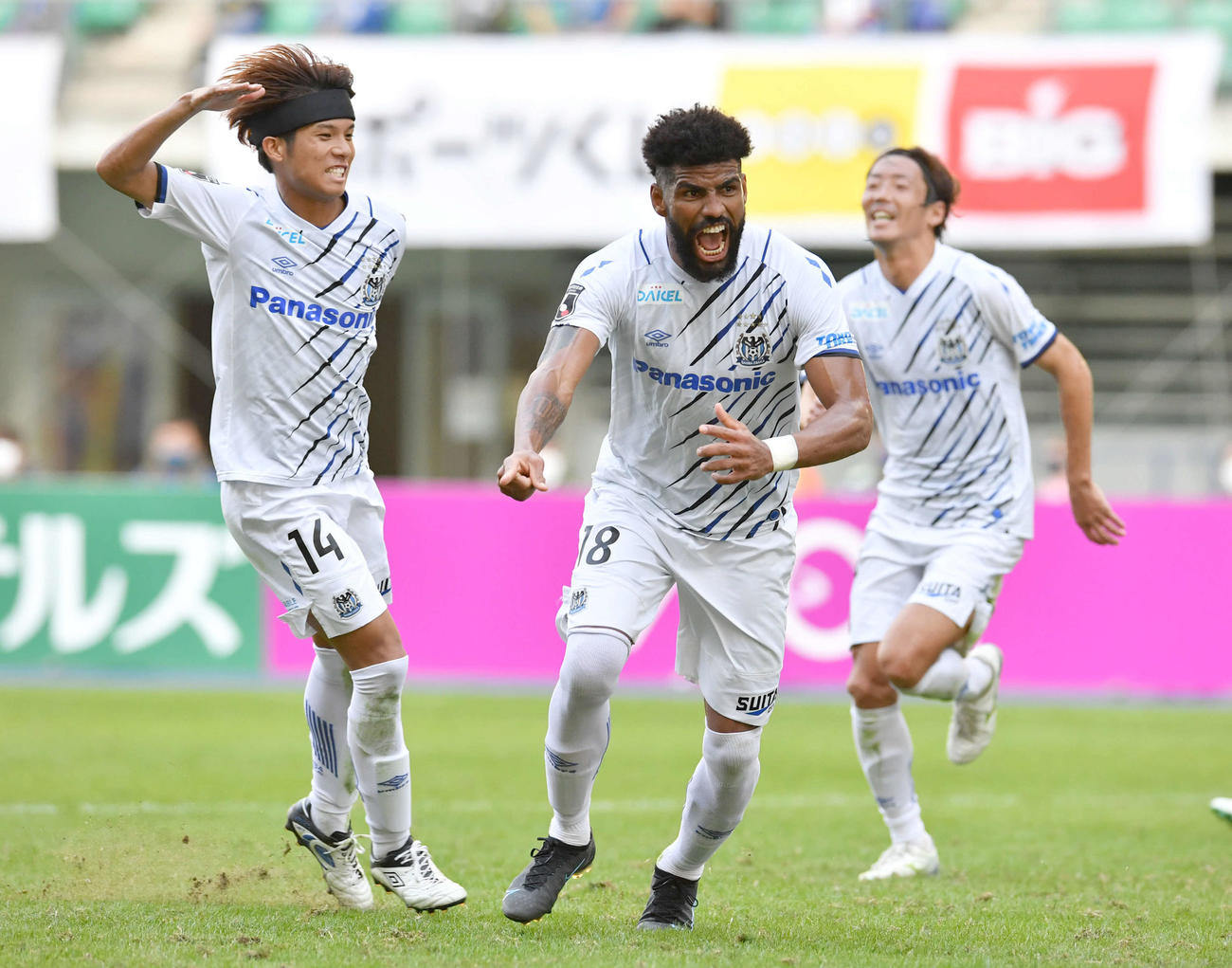 大分対G大阪　後半、勝ち越しゴールとなるPKを決め、雄たけびをあげながら駆けだすG大阪・パトリック（撮影・岩下翔太）