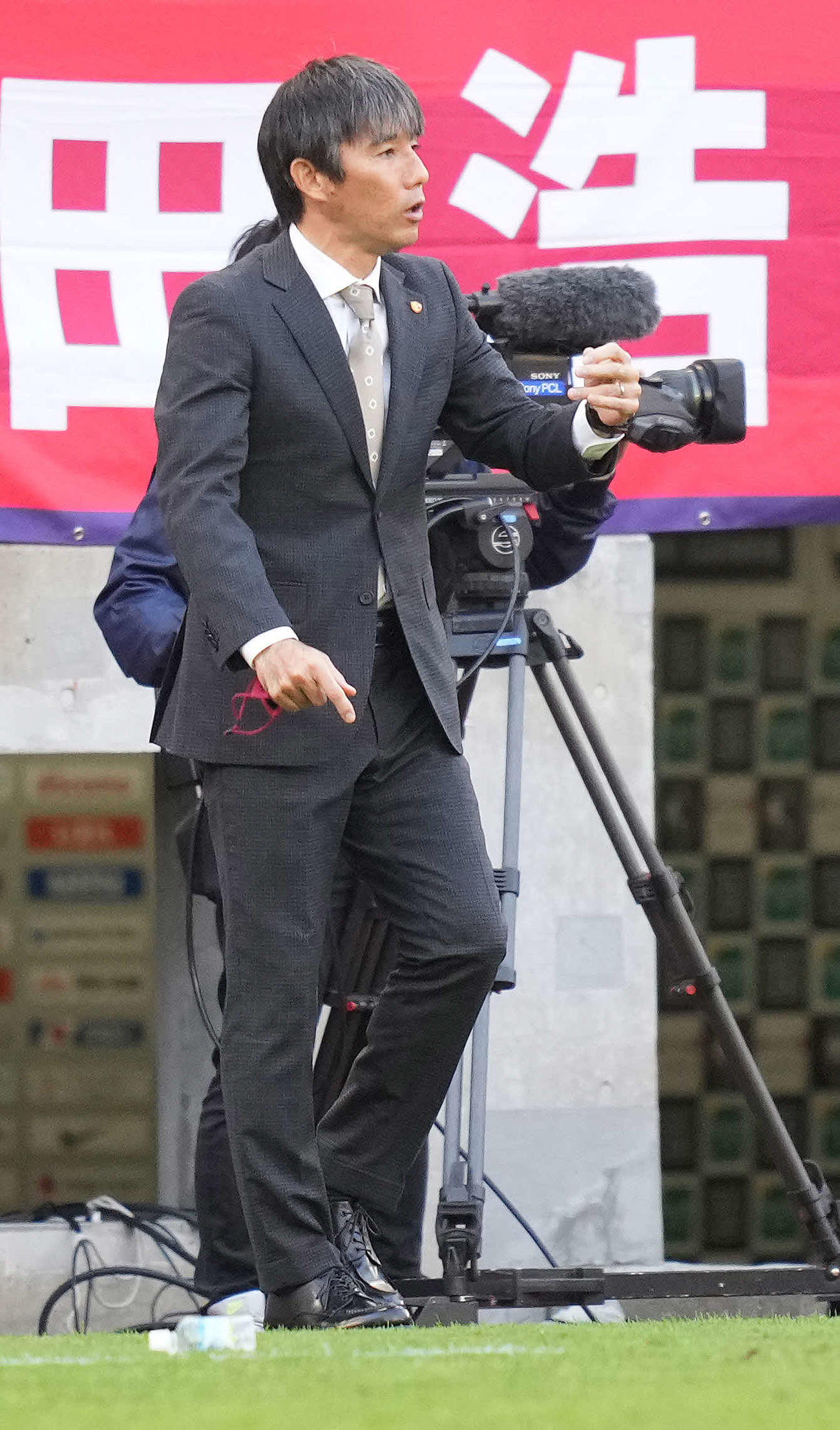 鹿島対浦和　後半、選手に指示を出す鹿島相馬監督（撮影・鈴木みどり）
