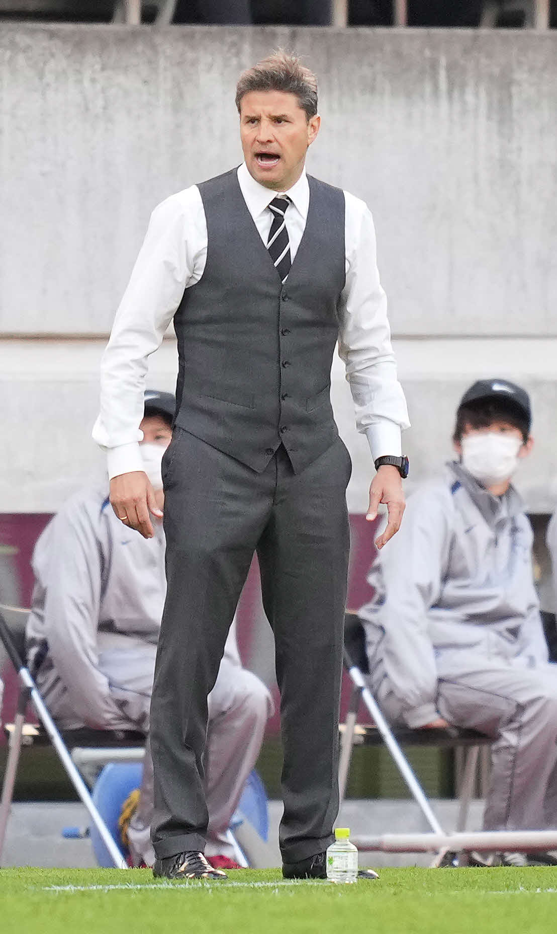 鹿島対浦和　後半、選手に指示を出す浦和ロドリゲス監督（撮影・鈴木みどり）