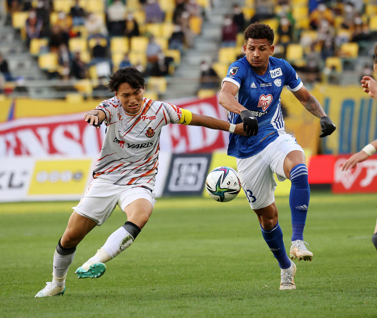 仙台対名古屋　後半、競り合う名古屋中谷（左）と仙台カルドーゾ（撮影・鈴木正人）