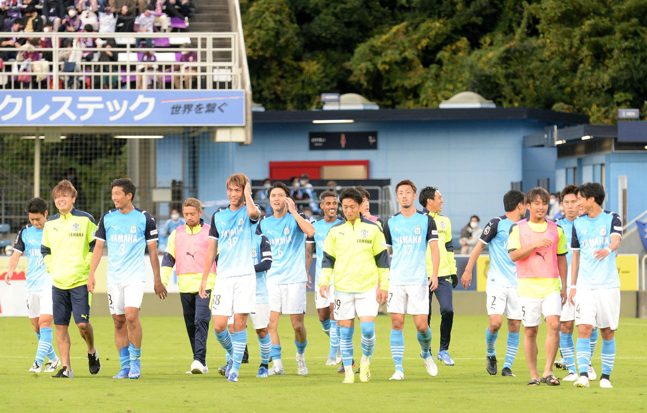 京都との首位攻防戦を制し、笑顔を見せる磐田の選手たち
