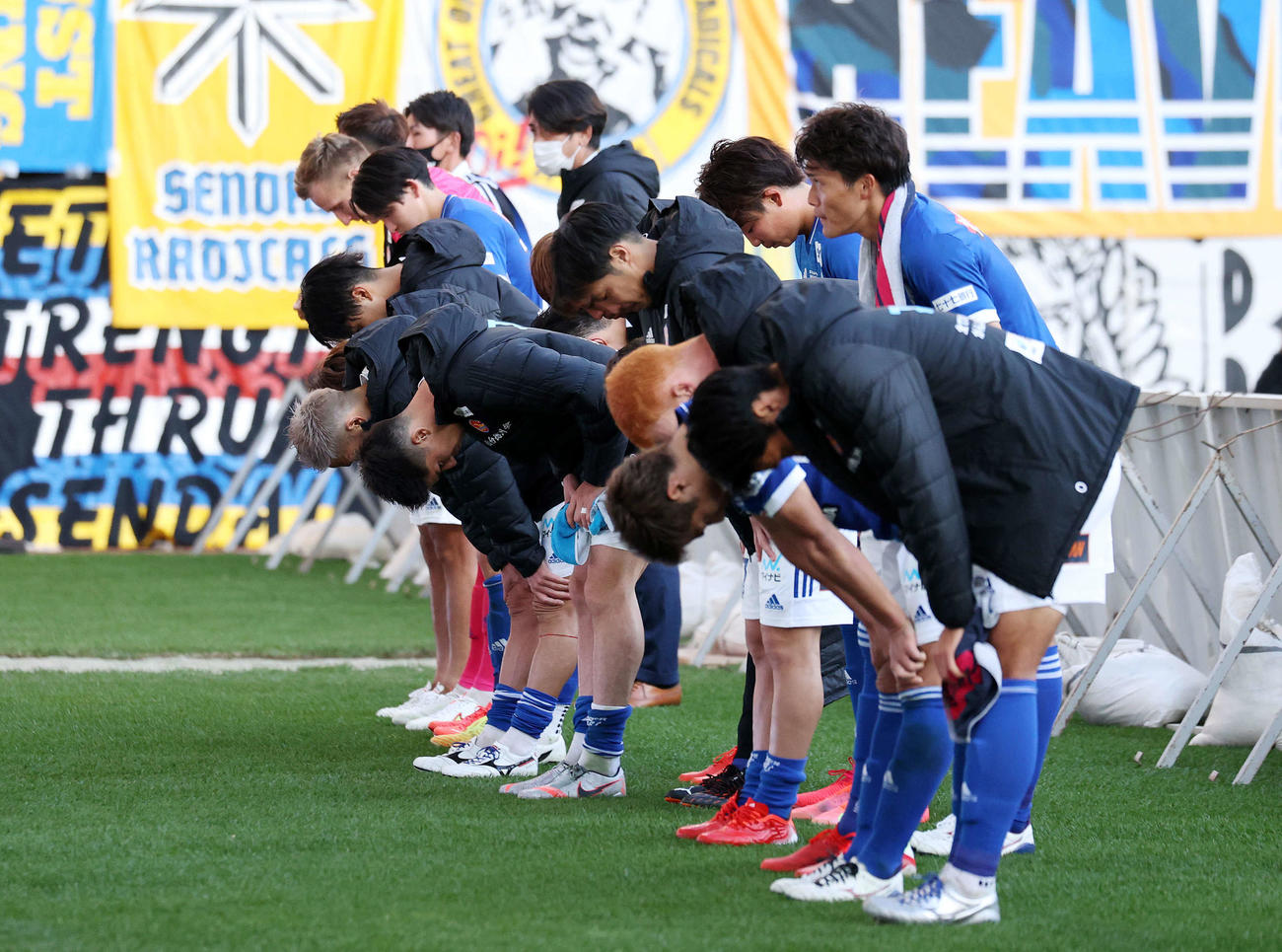 仙台対名古屋　サポーターにあいさつする仙台の選手たち（撮影・鈴木正人）