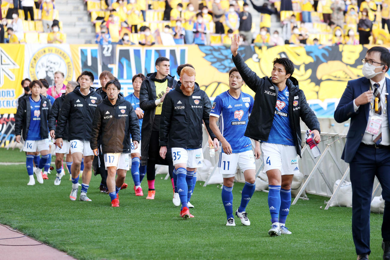 仙台対名古屋　サポーターにあいさつし引き揚げる仙台の選手たち（撮影・鈴木正人）