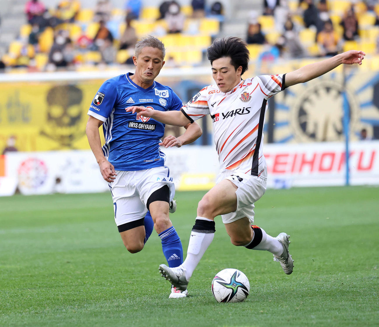 仙台対名古屋　前半、競り合う仙台関口（左）と名古屋相馬（撮影・鈴木正人）