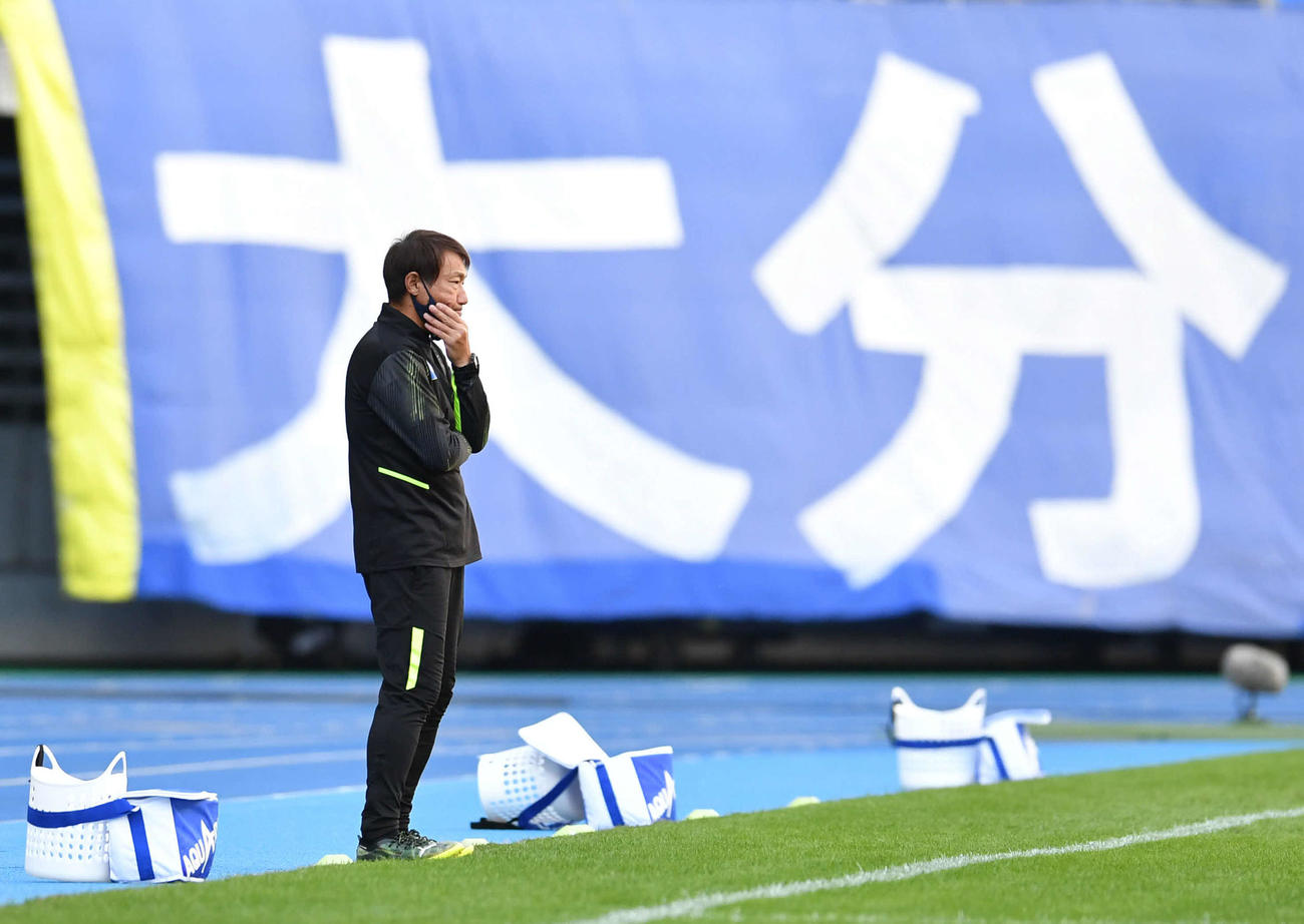 大分対G大阪　前半、厳しい表情で試合を見つめる大分・片野坂知宏監督（撮影・岩下翔太）