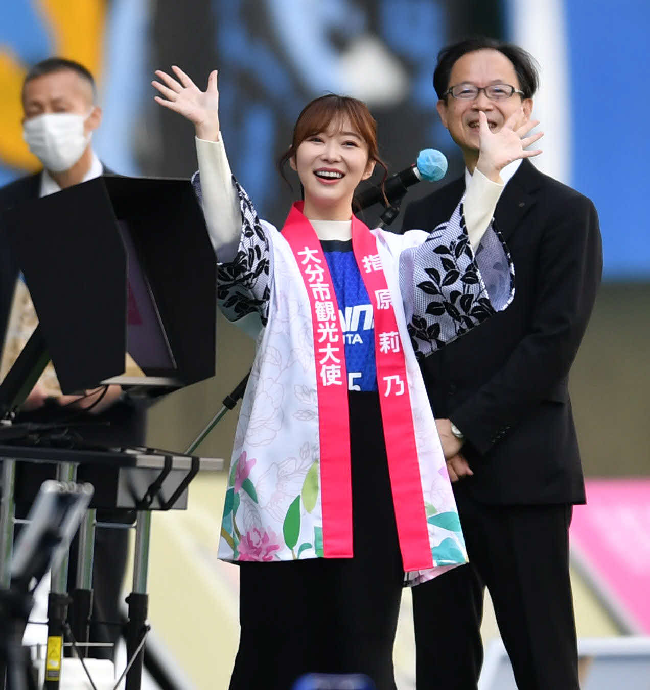 大分対G大阪　試合前、サポーターに笑顔で手を振る指原莉乃（撮影・岩下翔太）