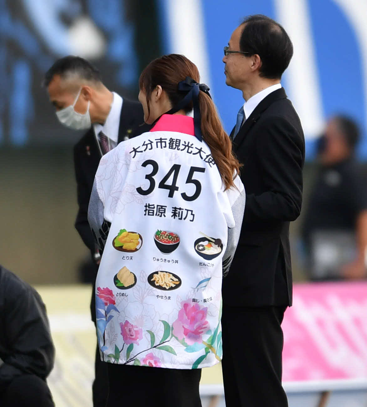 試合前、大分市観光大使委嘱式で背中に345（さしこ）の数字が入った法被を着るタレントの指原莉乃（撮影・岩下翔太）