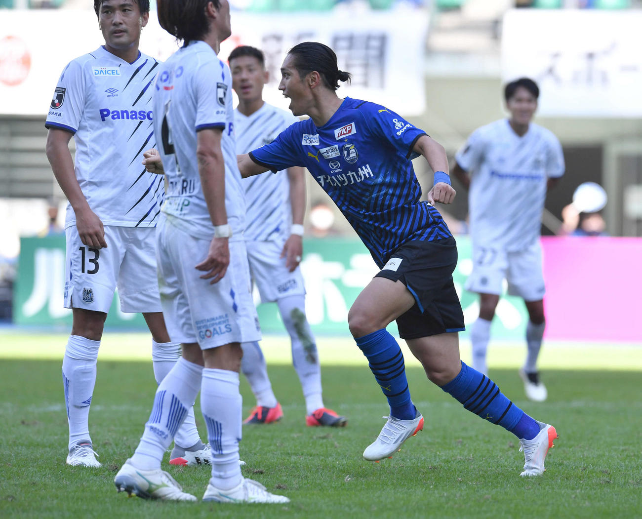 大分対G大阪　前半、勝ち越しゴールを決め、雄たけびをあげながら駆けだす大分・呉屋（撮影・岩下翔太）