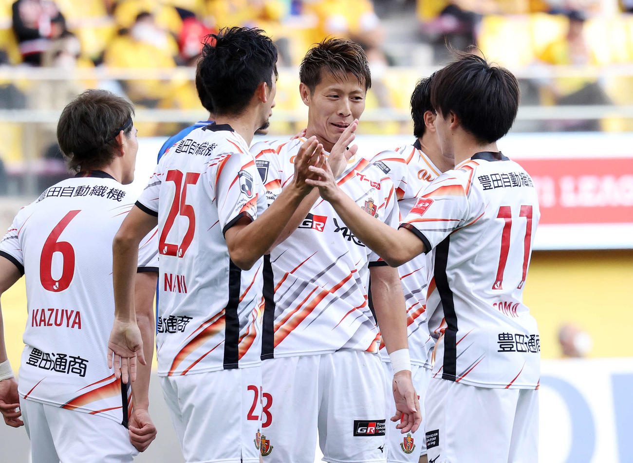 仙台対名古屋　前半、ゴールを決め喜ぶ名古屋柿谷（中央）（撮影・鈴木正人）