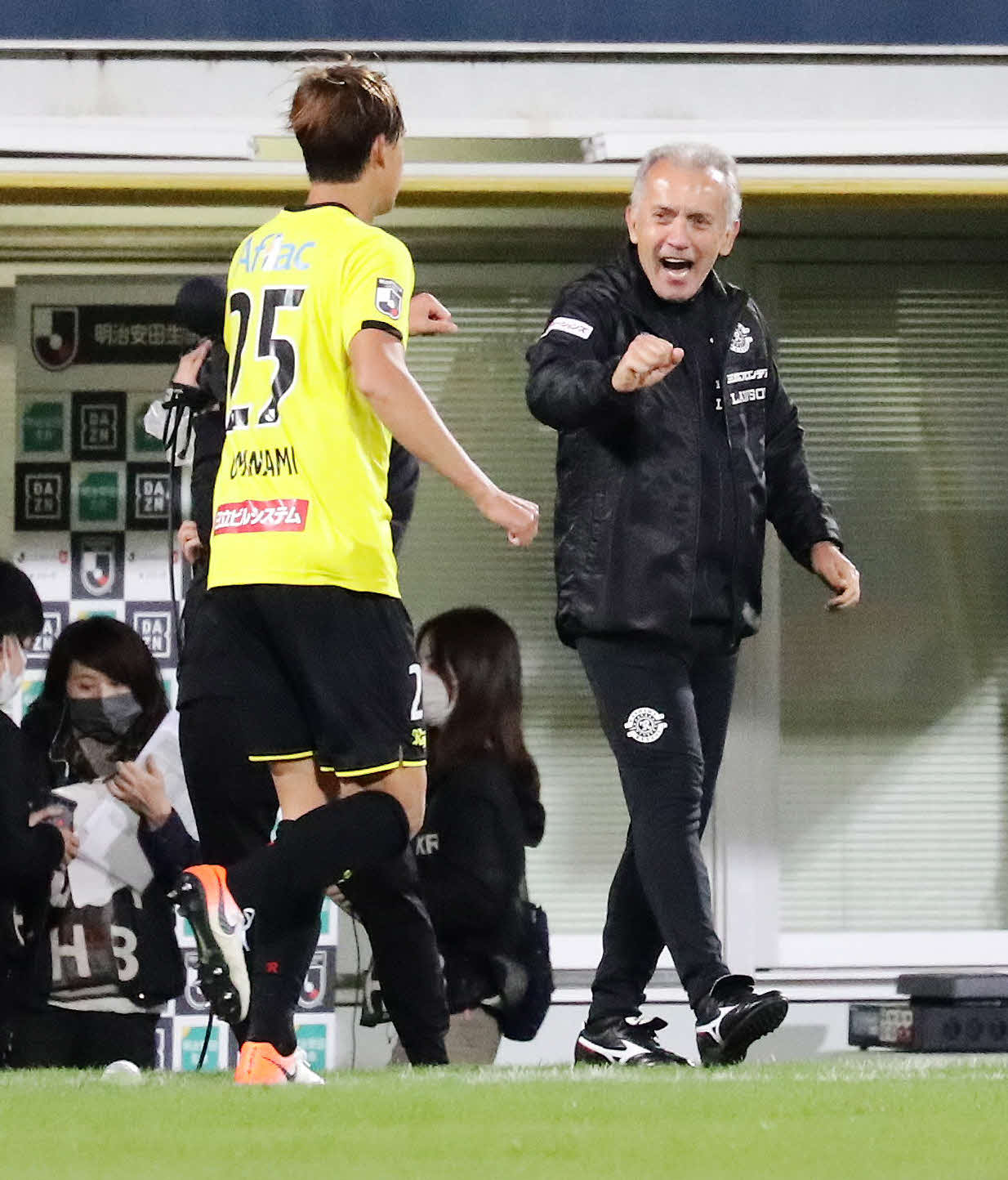 柏対C大阪　後半、先制ゴールを決めた柏大南（左）を祝福するネルシーニョ監督（撮影・丹羽敏通）