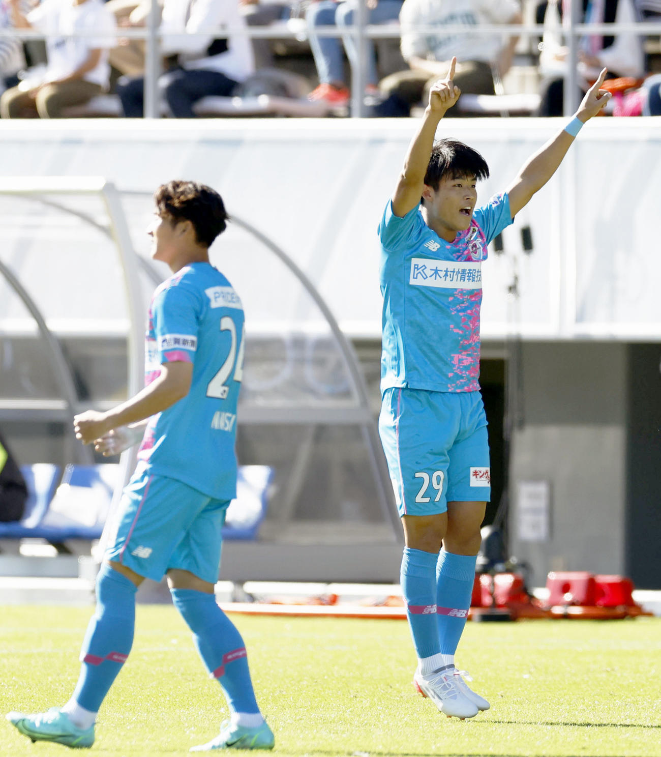 前半、先制ゴールを決め、喜ぶ鳥栖・岩崎（右）と飯野（共同）