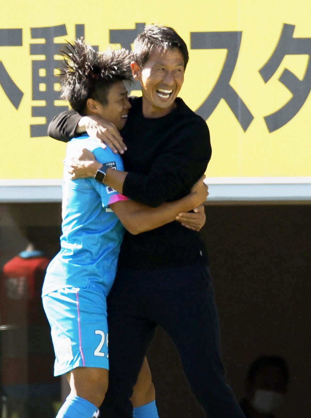 前半、先制ゴールの岩崎を祝福する鳥栖・金監督（右）（共同）