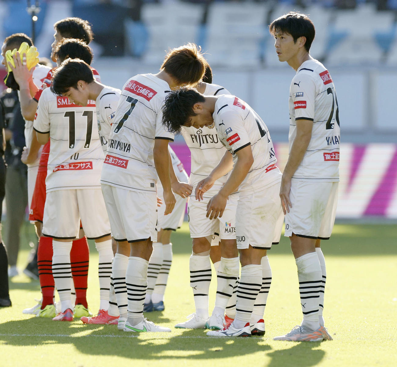 鳥栖に敗れ、肩を落とす川崎イレブン（共同）