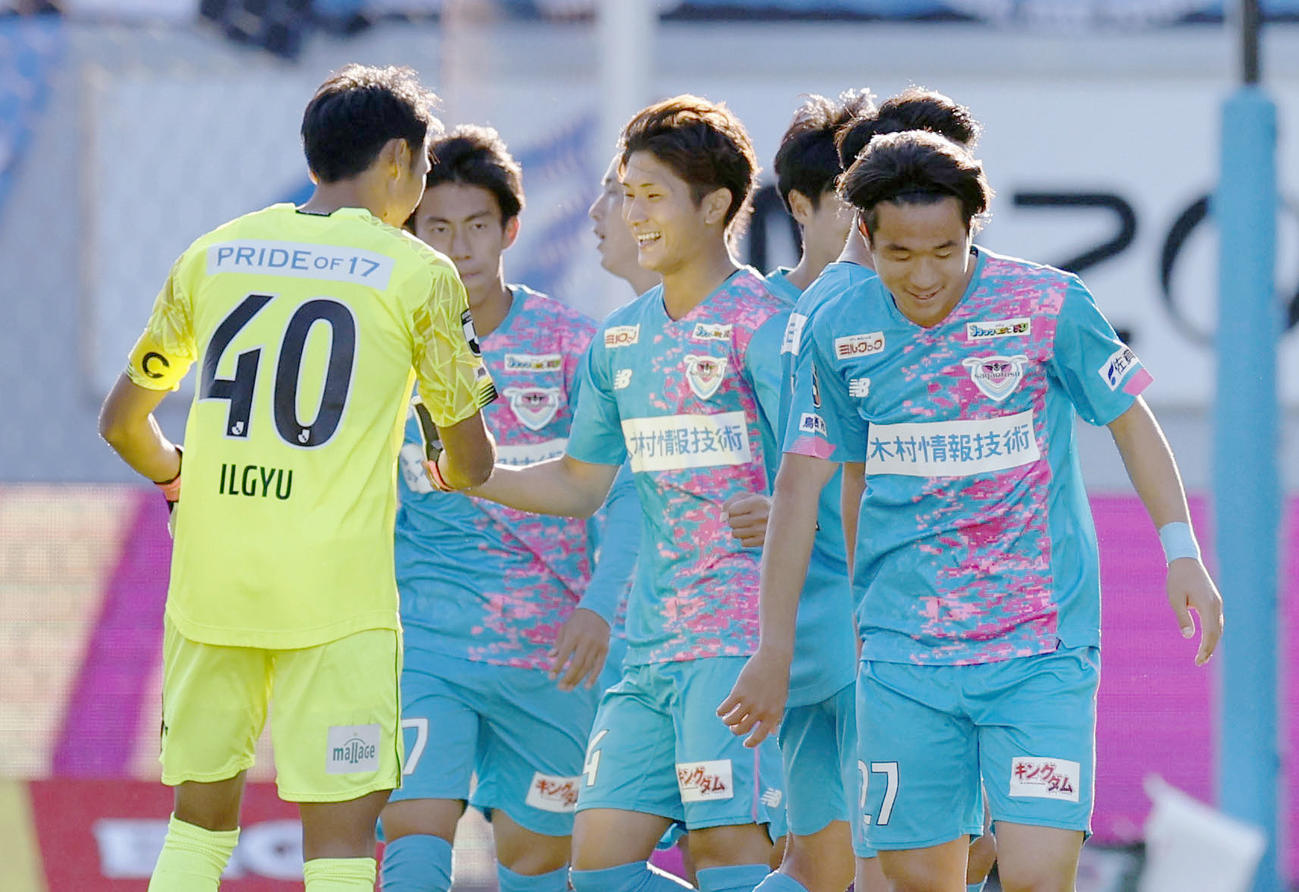 川崎に快勝し、喜ぶ鳥栖イレブン（共同）
