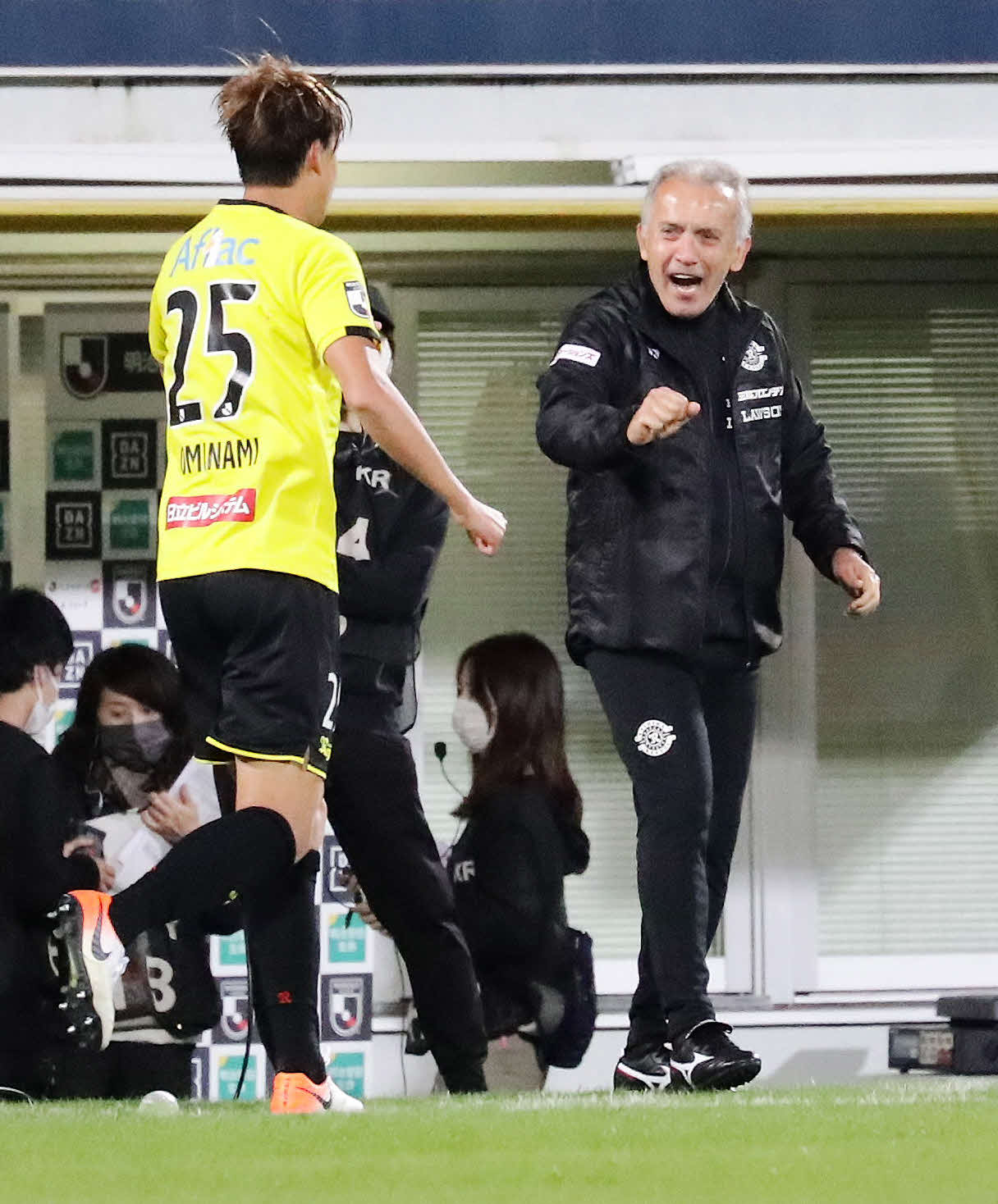 柏対C大阪　後半、先制ゴールを決めた柏大南（左）を祝福するネルシーニョ監督（撮影・丹羽敏通）