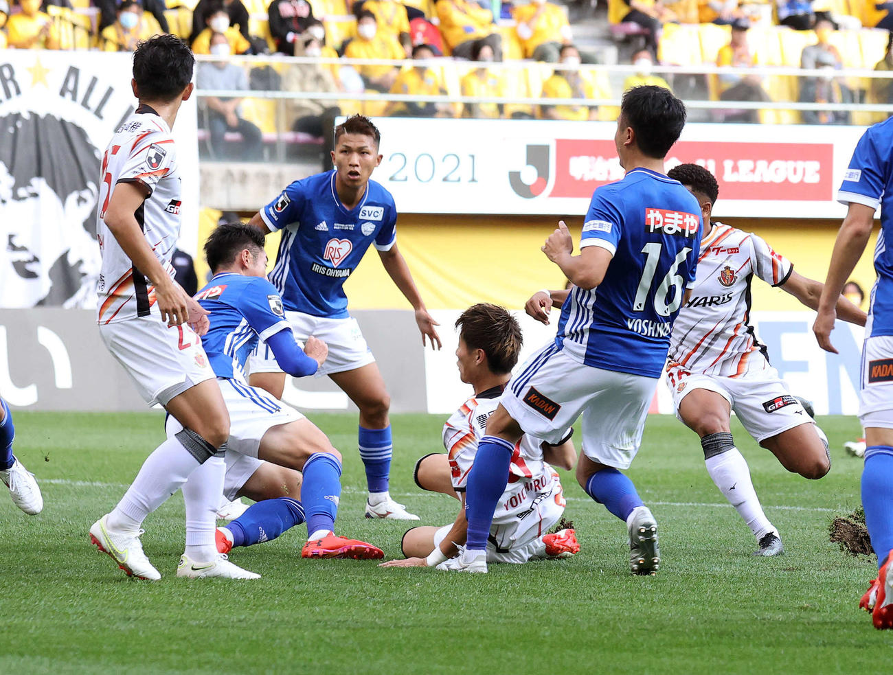 仙台対名古屋　前半、ゴールを決める名古屋柿谷（中央下）（撮影・鈴木正人）