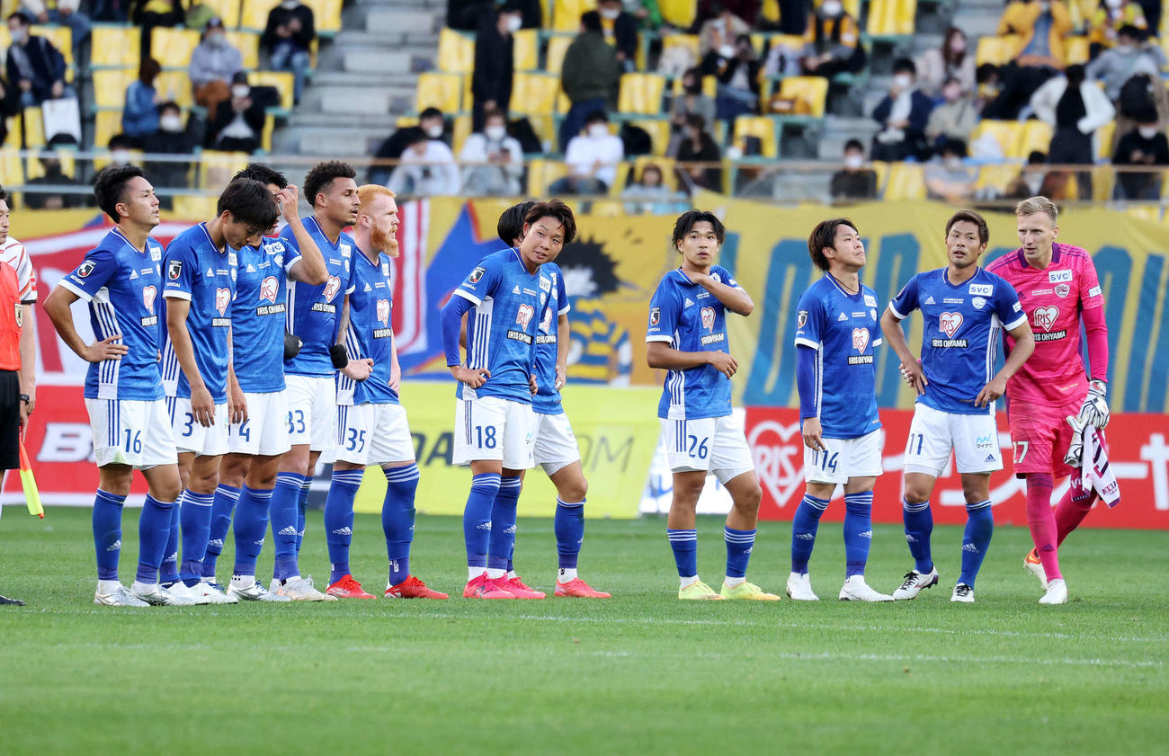 仙台対名古屋　試合終了し整列する仙台の選手たち（撮影・鈴木正人）