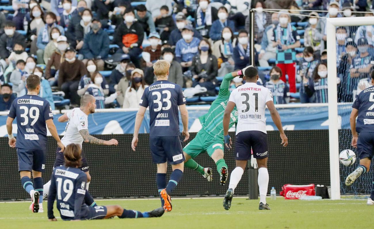 後半、先制ゴールを決める横浜FC・フェリペビゼウ（左から2人目）（共同）