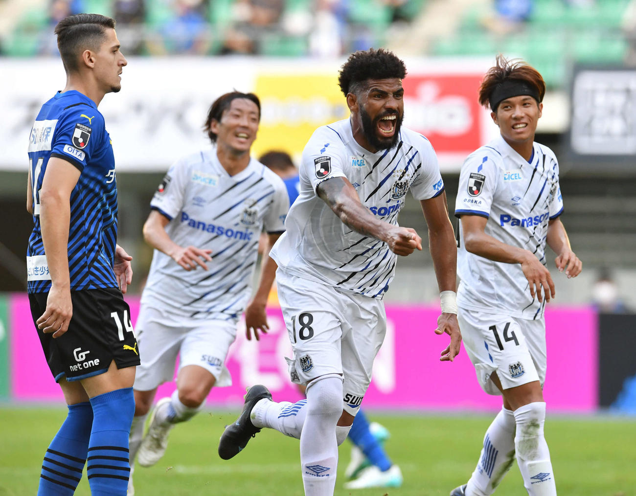 大分対G大阪　後半、勝ち越しゴールとなるPKを決め、雄たけびをあげながら駆けだすG大阪・パトリック（撮影・岩下翔太）