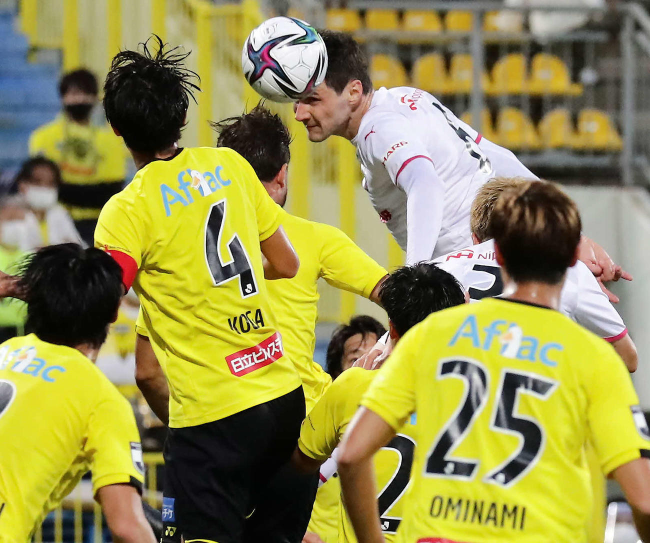 柏対C大阪　前半、FKからヘディングシュートを狙うC大阪チアゴ（撮影・丹羽敏通）