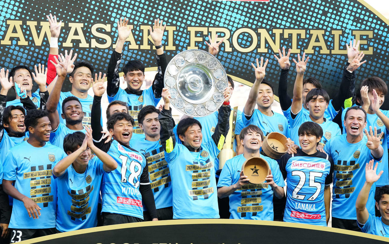 優勝を決めシャーレを掲げる川崎F鬼木監督（中央）（21年11月3日撮影）