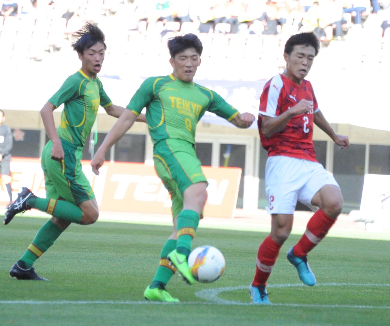 後半、追加点を狙う帝京長岡の渡辺（中央）