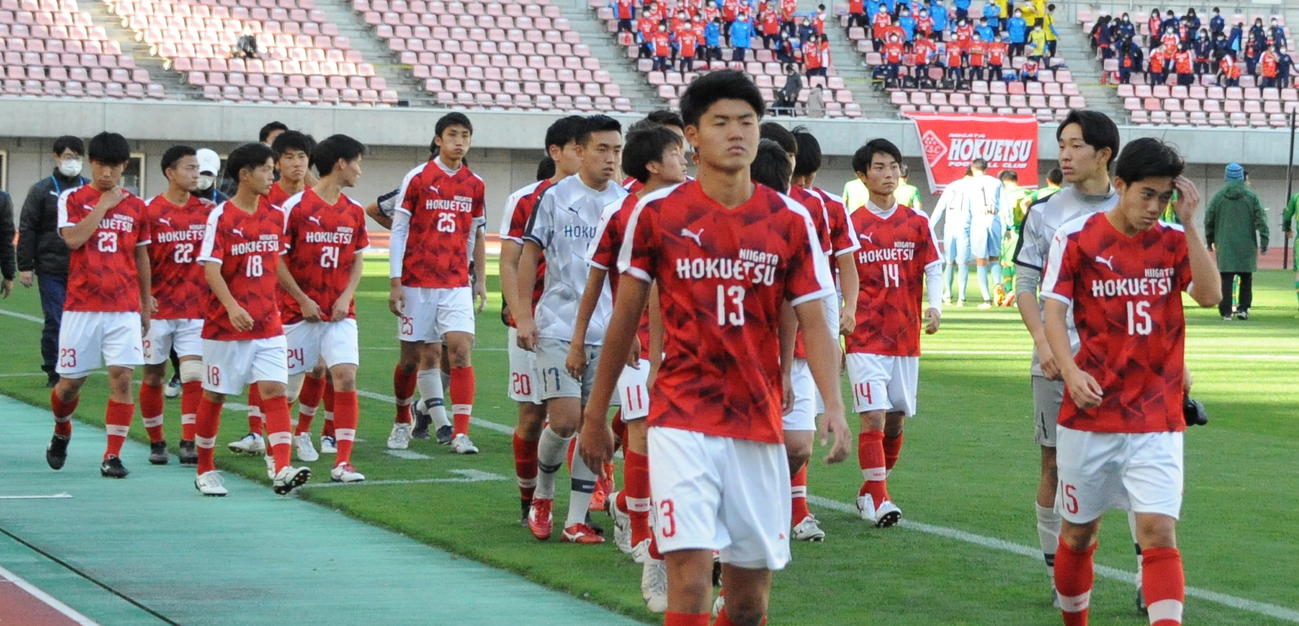 試合後、スタンドへあいさつに向かう北越イレブン