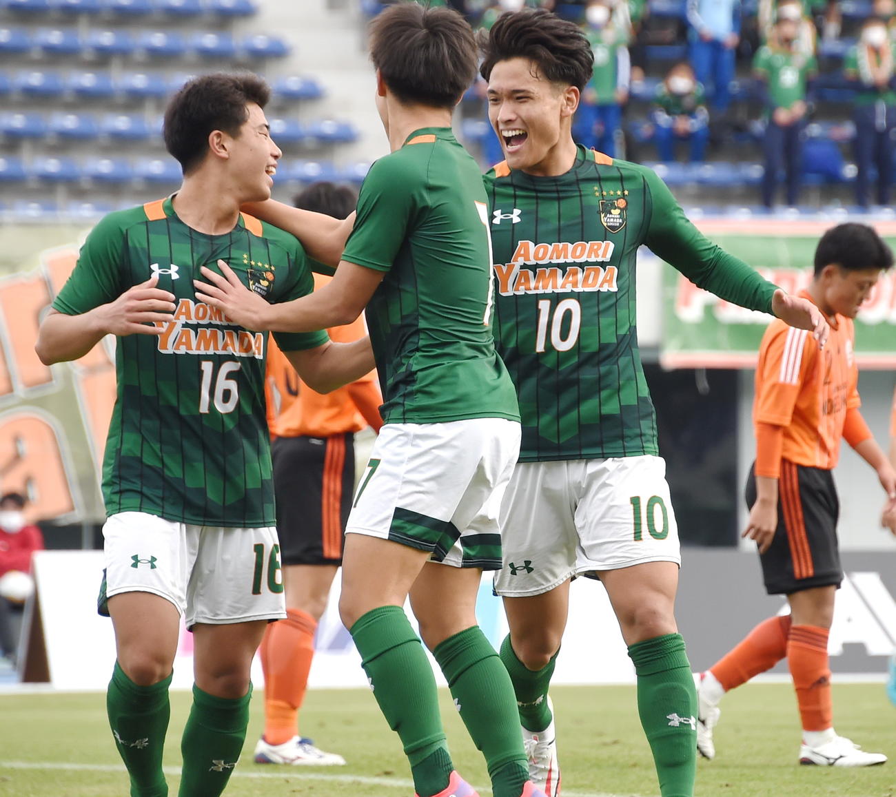 後半17分、4点目を決めた田沢（左）を祝福する小原（中央）と松木