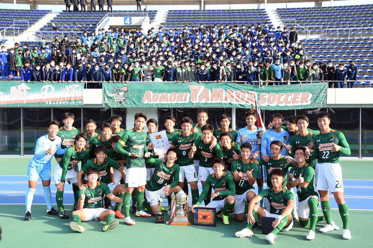 青森山田・松木主将は、戦線離脱した大戸（前列左）の背番号2のユニホーム姿でイレブンと優勝の記念写真に納まる（撮影・山田愛斗）