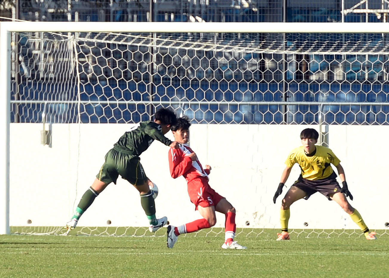 延長後半7分、勝ち越しゴールを決める鎌田（左）