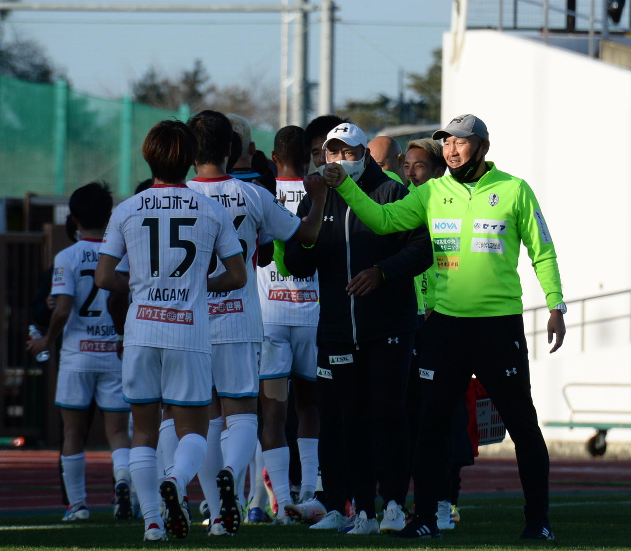 岩手対熊本　首位熊本と勝ち点「1」を分け合い、選手とグータッチする岩手・秋田監督（右）（撮影・濱本神威）