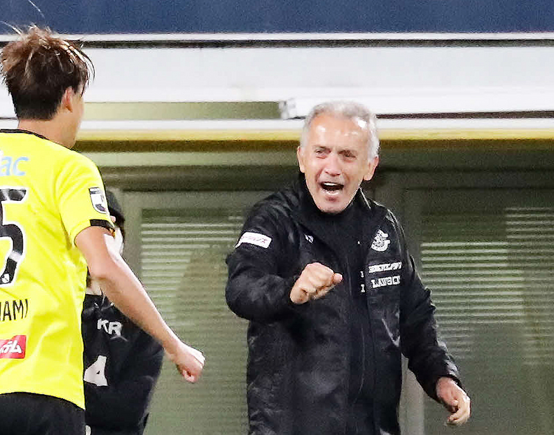 7日C大阪戦で先制ゴールの柏大南（左）を祝福するネルシーニョ監督