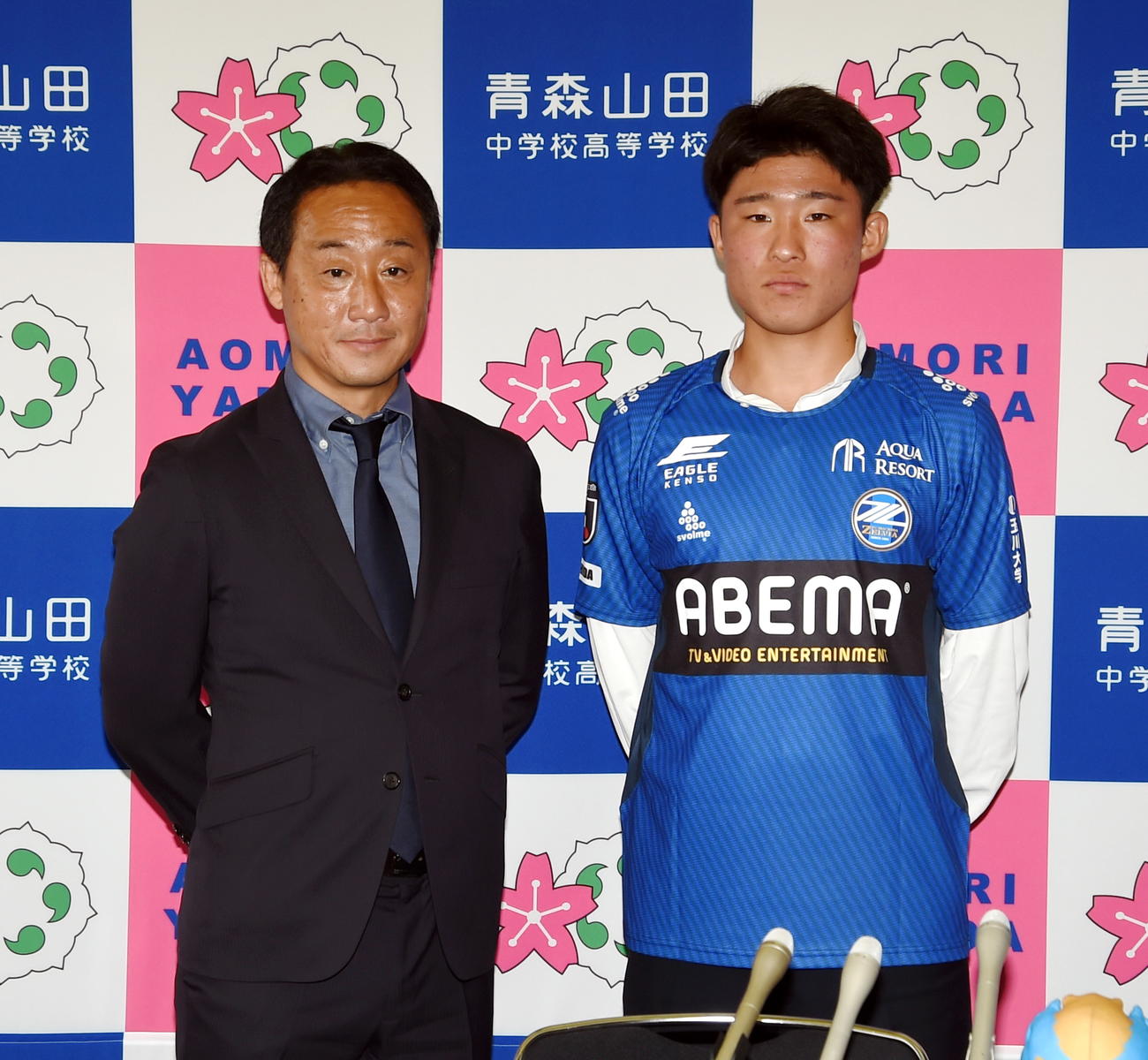 町田に入団が決まり記念撮影する青森山田MF宇野（右）と黒田監督（撮影・山田愛斗）