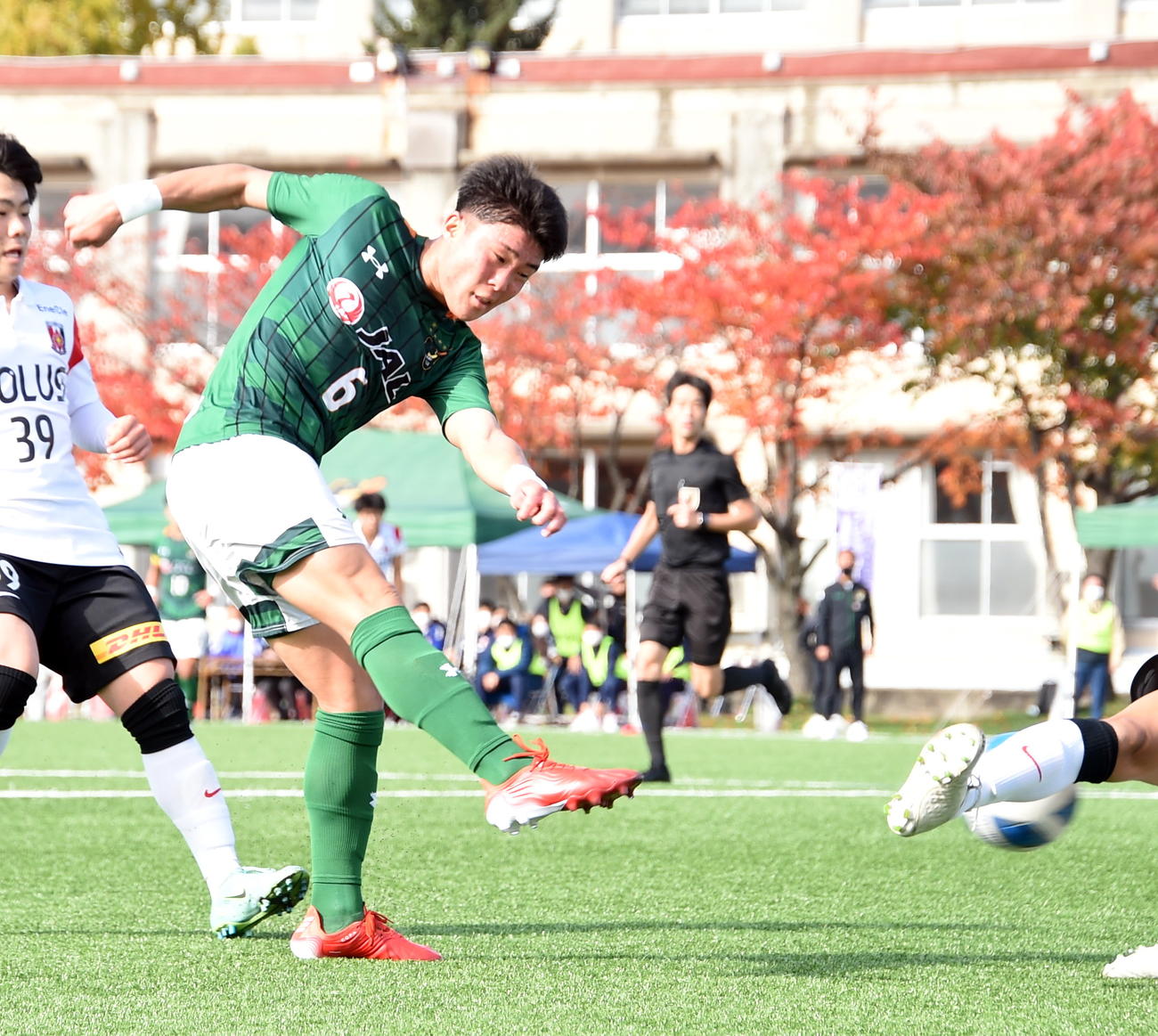 10月31日、プレミアリーグEAST浦和ユース戦でシュートを放つ青森山田MF宇野