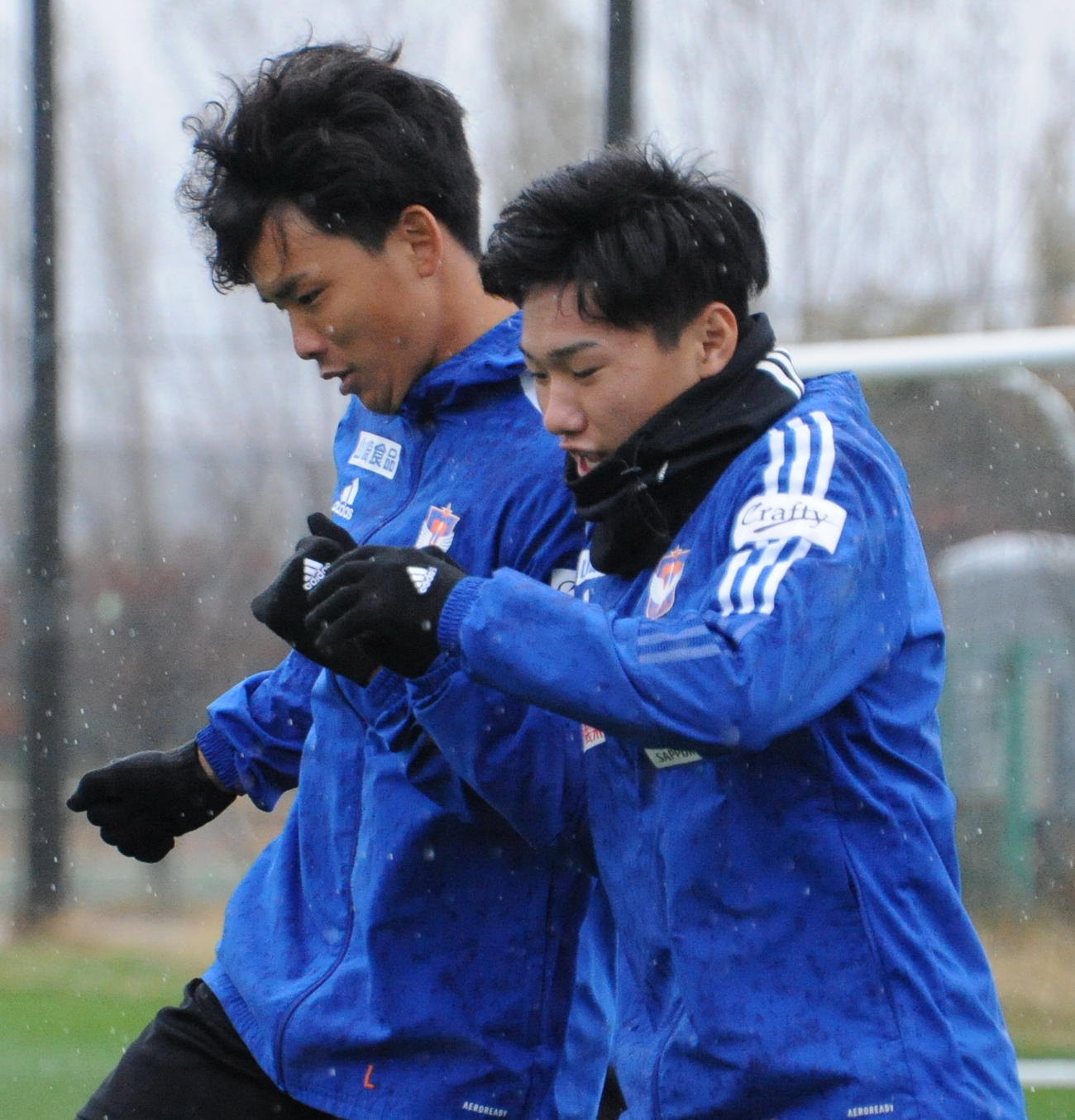 ウオーミングアップで藤原と体をぶつけ合う三戸（右）