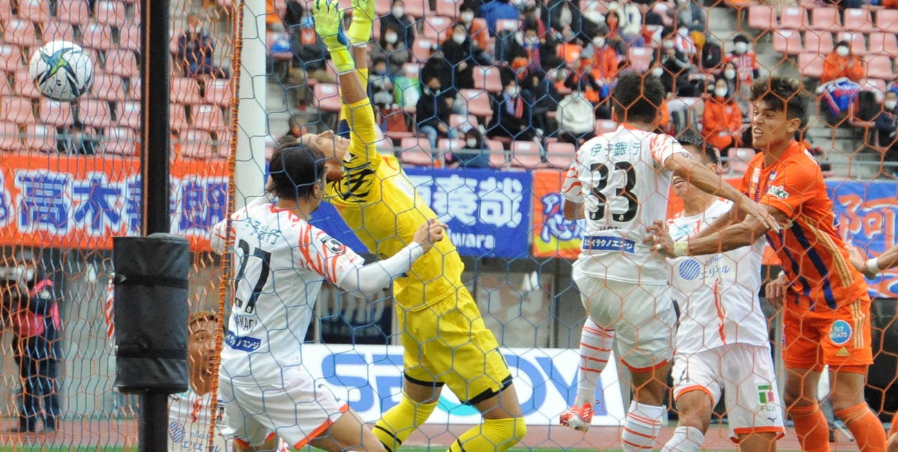 前半、ヘディングで先制点を決めたロメロ（右）