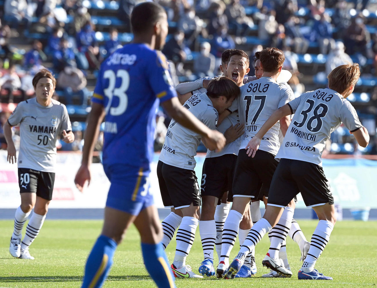 水戸対磐田　前半、ヘディングで先制ゴールを決め喜ぶ磐田大井（右から4人目）（撮影・たえ見朱実）