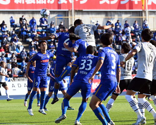 水戸対磐田　前半、ヘディングで先制ゴールを決める磐田大井（撮影・たえ見朱実）