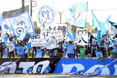 水戸対磐田　盛りあがる磐田サポーター（撮影・たえ見朱実）