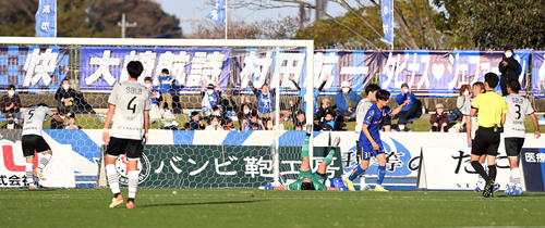 水戸対磐田　後半、磐田のオウンゴールで水戸に3－1とされる（撮影・たえ見朱実）