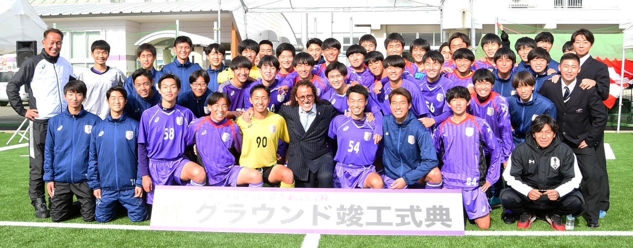 花巻東サッカー部の部員と記念撮影するラモス氏（前列中央）、柱谷氏（後列左端）、菊池氏（前列右端）