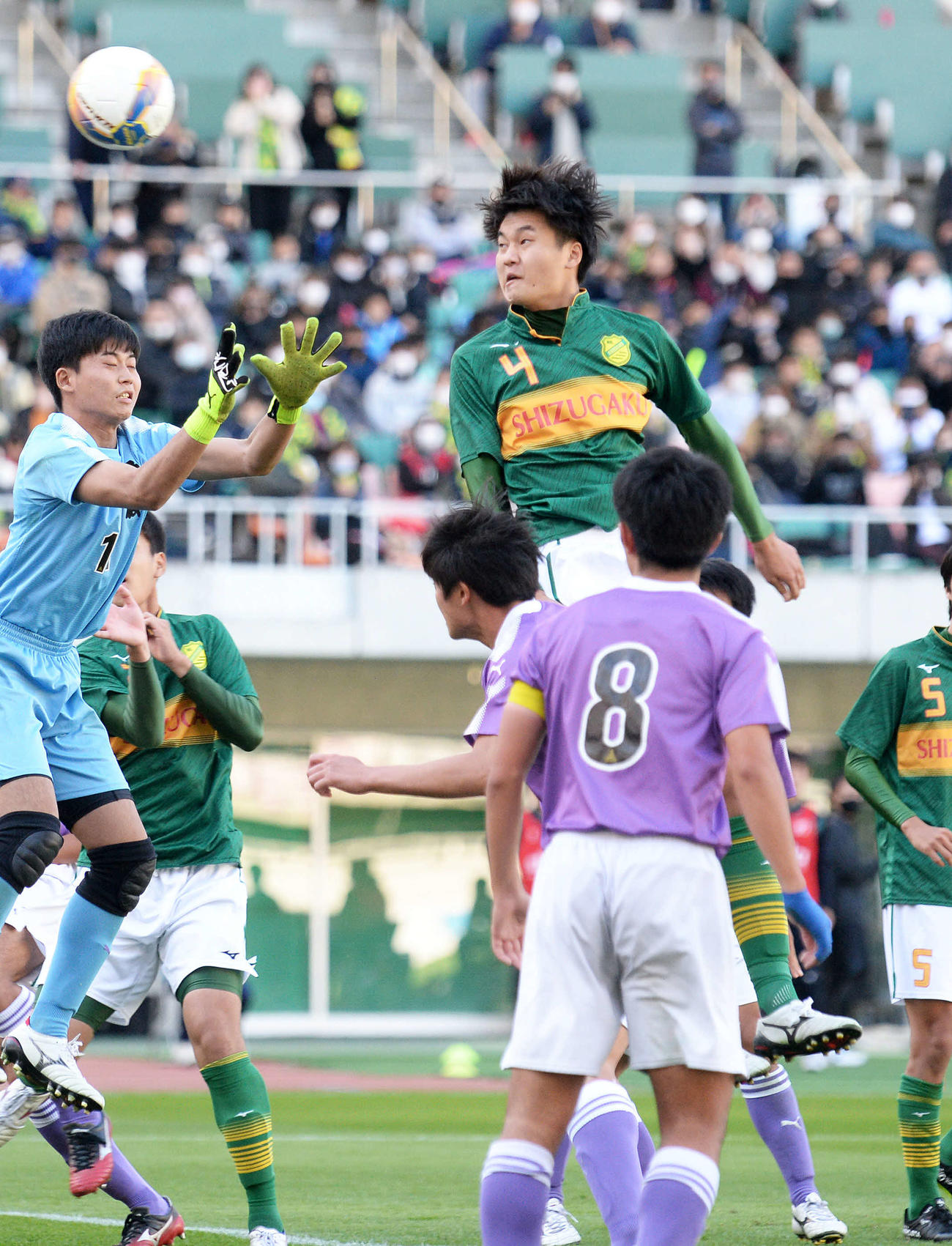 後半7分、ヘディングで先制点を決める静岡学園DF伊東（4番）