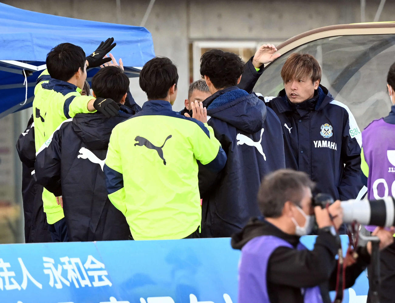 水戸対磐田　試合終了後、チームメートとハイタッチする磐田遠藤（右端）（撮影・たえ見朱実）