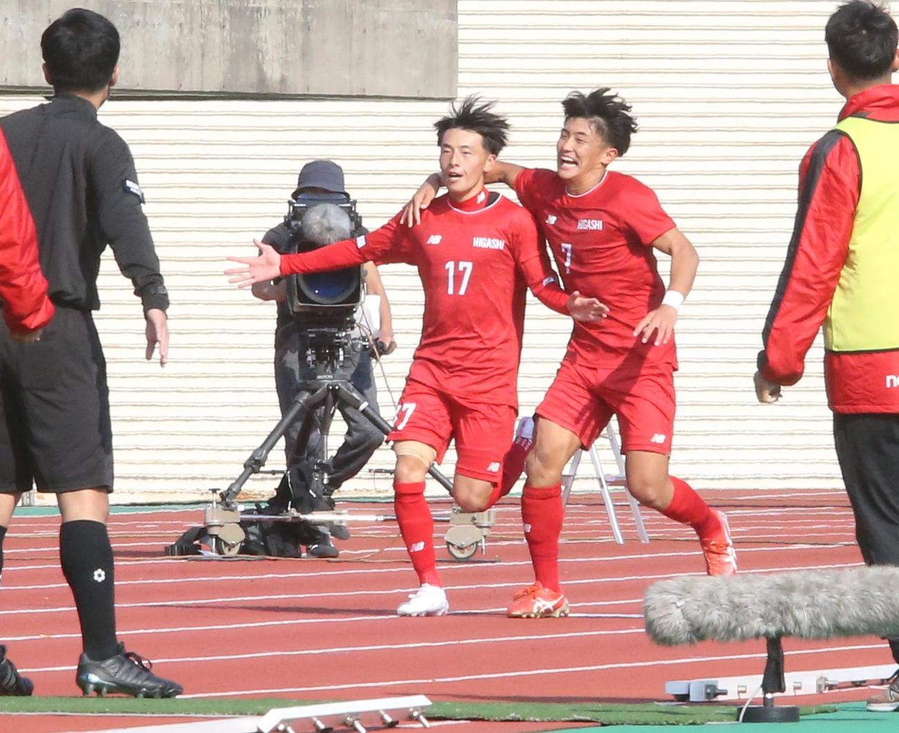 東福岡対飯塚　延長前半6分、決勝ゴールを決め喜ぶ東福岡MF大渕（左）（撮影・菊川光一）